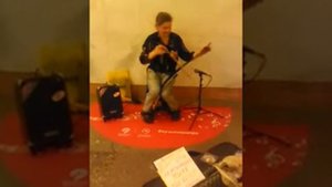 Игра на двуручной пиле в переходе метро