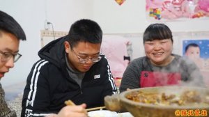 【陕北霞姐】过年猪肉吃腻了,霞姐用驴排做火锅,煮1大盆手工粉,筋道入味!