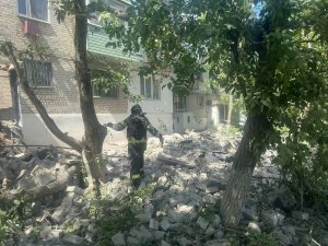 ВСУ обстреляли пятиэтажку в Токмаке, под завалами могут быть люди