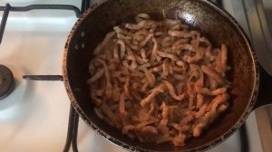 Жареная картошка с мясом и квашеной капустой!