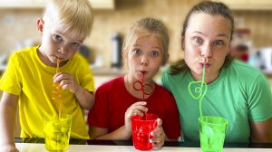 Лера и мама делают цветной лёд -  изучаем цвета.