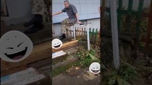 пьяные мужики грузят стиральную машинку ??  машинка в хлам
