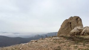Краснокаменка (Кизилташ) Крым гора Сандык-Кая над туманом