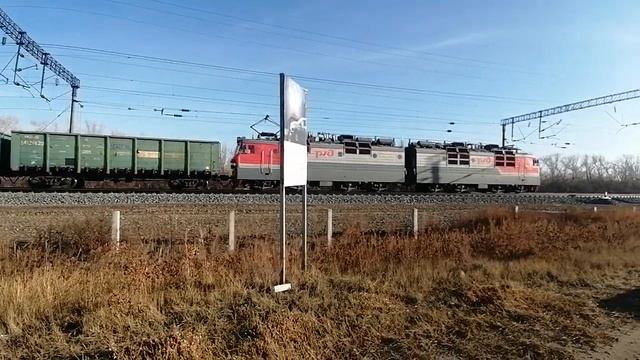 Жд переезд г. Карасук, Электровоз ВЛ-80 с товарными вагонами проходит медленно. смотреть онлайн