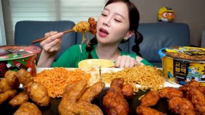 치킨과 라면의 치면적 조합 ? 교촌 허니콤보 레드시크릿볶음면 & 레드콤보 블랙시크릿볶음면 먹방 Korean Chicken with Ramen Mukbang ASMR Ssoyoun