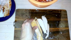Салат с копченой курицей и кириешками