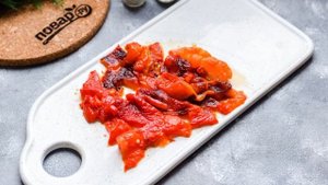 Салат из печеного болгарского перца с помидорами
