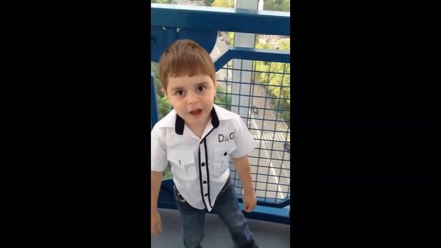 Малыш исполняет "Ты кто такой? Давай до свидания" смотреть онлайн