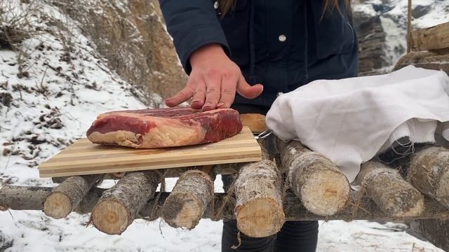 Готовлю Стейк Рибай на дровах   Подвесной гриль из дерева своими руками   Одиночный зимний бушкрафт смотреть онлайн