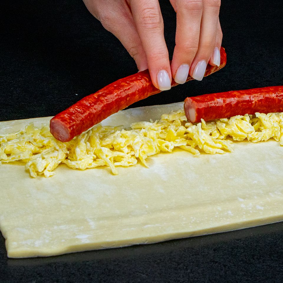 Как приготовить из колбасок кабанос и слоеного теста вкусное блюдо