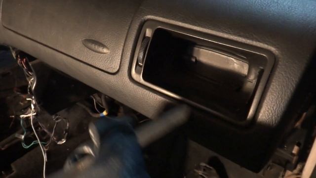 Разборка Volkswagen Bora и Golf 4 . Как снять дефлектор с правой стороны торпеды ? смотреть онлайн