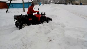 Квадроцикл чистит снег