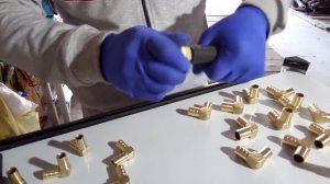 Уголок 90 градусов 16 мм и 12 мм для поворота газового и тосольного рукавов