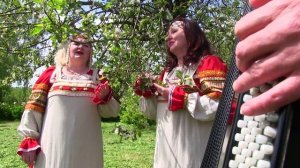 Красивая песня о деревне на фоне цветущих майских садов