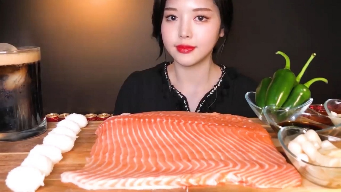 Корейский укус: 2 килограмма лосося. АСМР, реальный звук. смотреть онлайн