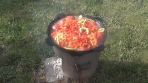 Баранина с помидорами в казане на костре.