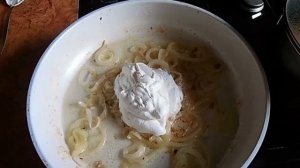 Как потушить курицу в сметанном соусе.