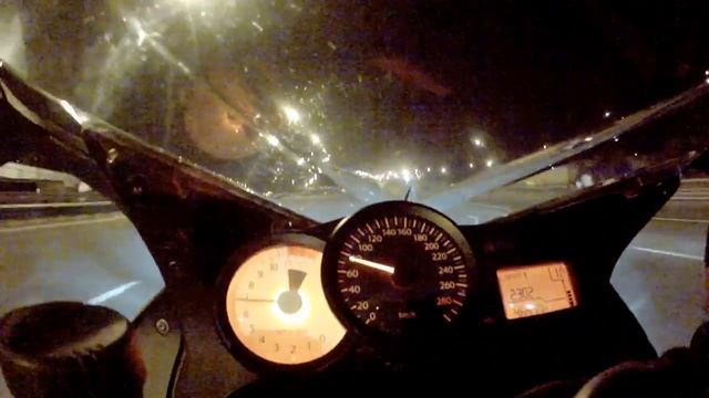 Красотки и мотоциклы. Девочка Соня на гипербайке BMW против мальчика на спортбайке Yamaha смотреть онлайн