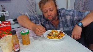 Ем жаренные пельмени