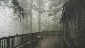 Расслабляющий дождь чтобы уснуть  /  Дождь и гроза на террасе в туманном лесу