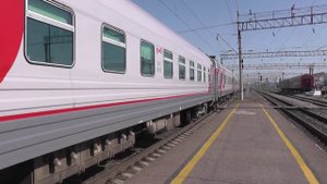 Тепловоз ТЭП70БС-266 с пассажирским поездом Киров - Кисловодск