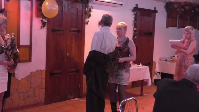 Прикольное поздравление с днем рождения. ПАРИМ ЮБИЛЯРА ВЕНИКАМИ смотреть онлайн