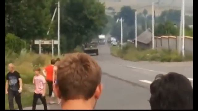 05 08 14 Des blindées du 72e bataillon ukrainien capitulé à Zelenopillya, récupéré par les rebel смотреть онлайн