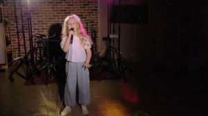 Эвелина Захаренко исполняет песню Джона Леннона imagine