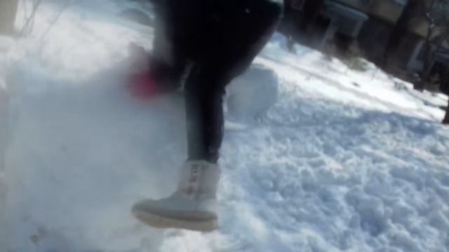 Гуляем...  КУВЫРКАЕМСЯ НА ШАРАХ ИЗ СНЕГА. И больно и смешно!?