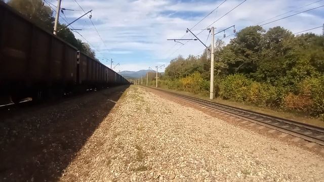 Система электровозов 2ЭС5К-124127 Ермак с грузовым поездом и толкач 4ЭС5К-037 Ермак в хвосте.