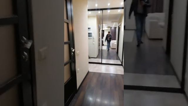 Пол блестит, как у кота...