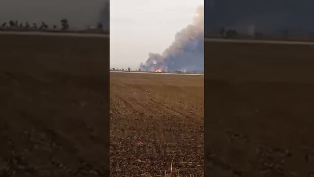 [ Альбом ]
Большой пожар и взрывы в районе Геническа вблизи границы с Крымом, судя по всему нанесен