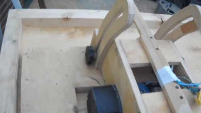 Циркулярный стол из ручной пилы /  Circular Table From A Handsaw.