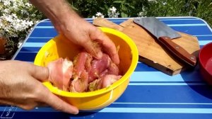 Мясо в листьях хрена