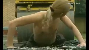 Шокирующее видео, супер трюк, человек под катком