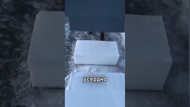 Девушка сделала большой снежный дом❄️