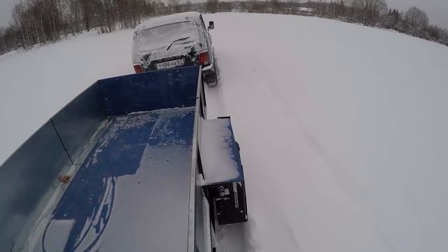 поле, снег и нива с прицепом, пробуем перевезти груз смотреть онлайн