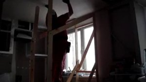 Как одному закрепить гипсокартон на потолке.