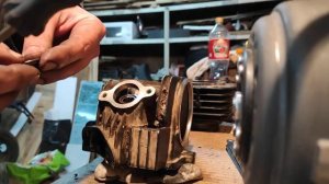 ремонт питбайка, установка сухарей на клапана