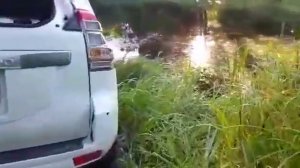 Мужик утопил крузак на рыбалке
