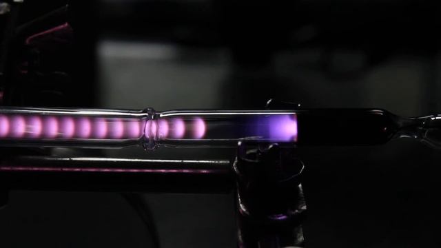 Зміна світіння розрідженого повітря у скляній трубці протягом часу смотреть онлайн