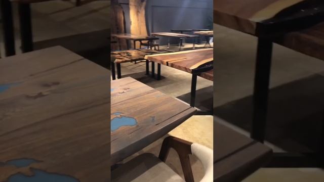 Стол из массива дерева с заливкой эпоксидной смолой в виде карты мира смотреть онлайн