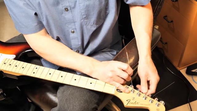 Changing the Strings on a Fender Strat, Part 2 смотреть онлайн