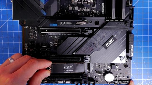 Asus ROG Strix Z690 E Gaming WiFi unboxing, installation and tests with Intel i9-12900K смотреть онлайн