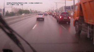 перестроилась перед грузовиком и дала по тормозам увидев что это полоса только налево.