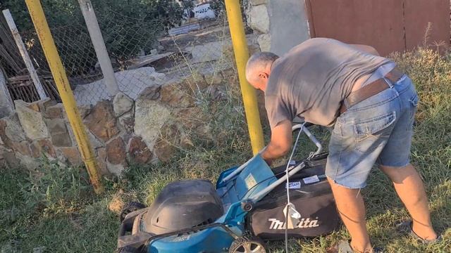 электрическая газонокосилка Makita ЕLM4613 ВЫСОКАЯ ТРАВА И ТЯЖЕЛЫЕ УСЛОВИЯ ВОЗМОЖНОСТЬ ЕЕ .2021 смотреть онлайн