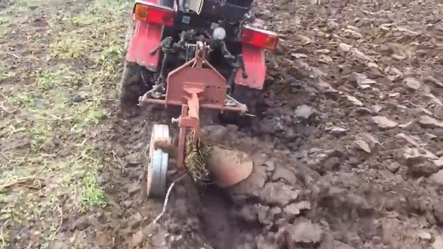 Беларус 132 Н запахивает поле плугом . Доработка рычага гидравлики смотреть онлайн