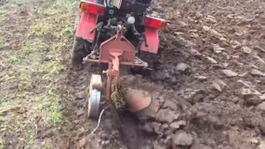 Беларус 132 Н запахивает поле плугом . Доработка рычага гидравлики