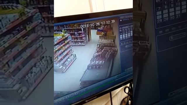 Вор в магазине Дикси смотреть онлайн