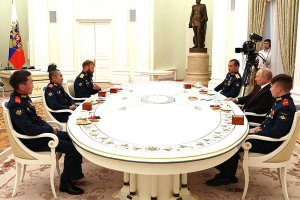 Путин встретился в Кремле с членами экипажа танка «Алеша»